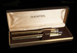 Conjunto de duas canetas em caixa, em plaquê de OURO, marca Sheaffer USA