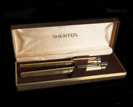 Conjunto de duas canetas em caixa, em plaquê de OURO, marca Sheaffer USA