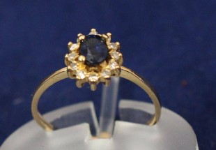 Elegante Anel em Ouro, Cravejado a Diamantes e Safira