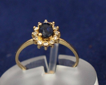 Elegante Anel em Ouro, Cravejado a Diamantes e Safira