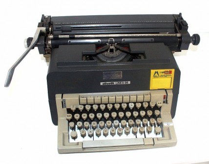 Máquina de escrever Vintage da marca OLIVETTI