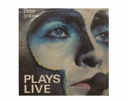 Um Disco de Vinil de Peter Gabriel 