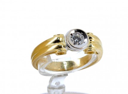 Anel em Ouro de 18K e DIAMANTE