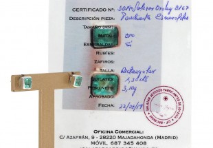 BRINCOS SOLITÁRIOS em OURO 18K. e 2 ESMERALDAS com 1.30Ct., feitos Manualmente entre 1990 e 2000, com Certificado de Autenticidade Incluído