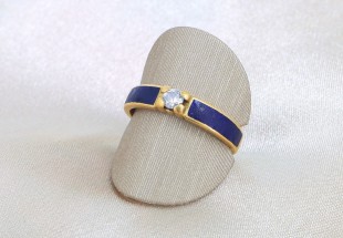 Anel solitário com esmalte azul e 1 DIAMANTES, em OURO 19,2kl 