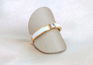 Anel solitário com esmalte branco e 1 DIAMANTE, em OURO 19,2 kl